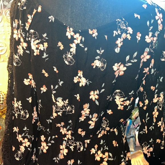 𝅺🎇#250-(M) Xhilaration Romper/floral design w/ lace trim. Super comfy. - Picture 5 of 10